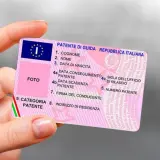 Dettagli su come si legge la patente di guida italiana: foto, nome, cognome, date, numero e categoria.