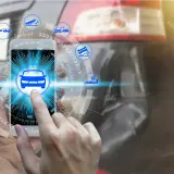Dito, un dito tocca uno smartphone con icone di incidenti auto. Un'app per il controllo RCA.