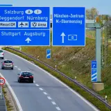 Segnaletica autostradale in Germania: indicazioni per Salisburgo, Monaco e altre città. Scopri come funziona la viabilità.