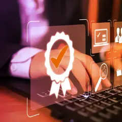 Mano su tastiera, simbolo di approvazione e icone di gestione dati. Un'immagine che evoca efficienza e una classe di merito 1d.