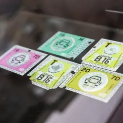 Vignette slovene per l'autostrada, alcune con la dicitura "e61 slovenia", su un parabrezza.