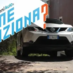 Auto bianca con scritta "Come funziona?". Spiegazione del sistema hill holder per partire in salita.