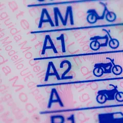 Dettagli di una patente di guida UE, con categorie AM, A1, A2, A. Perfetto per un residente in Italia con patente rumena.