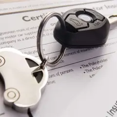 Chiavi dell'auto e certificato di assicurazione, con la promessa di un primo anno assicurato sull'attestato di rischio.