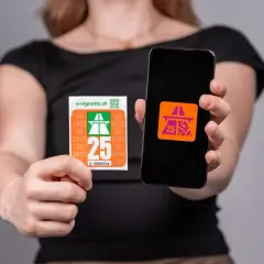 Una persona mostra una vignetta autostradale e uno smartphone con un'icona simile. Per andare a Lugano serve la vignetta.