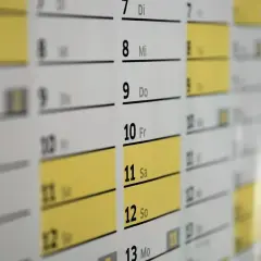 Calendario con giorni evidenziati. La scadenza semestrale dell'assicurazione è vicina, mancano solo 15 giorni.