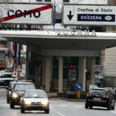 Confine di Stato Como-Svizzera. Auto in coda alla dogana, un promemoria per la delega guida all'estero.