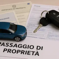 Documenti auto: certificato di proprietà, carta di circolazione, passaggio di proprietà e chiavi.