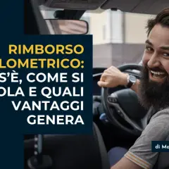 Uomo sorridente al volante discute del rimborso chilometrico auto: cos'è, come si calcola e i vantaggi.