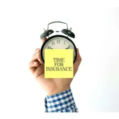 Mano che tiene una sveglia con un post-it giallo con scritto "TIME FOR INSURANCE". Quanto tempo ho per pagare l'assicurazione?