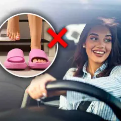 Attenzione a guidare in ciabatte! Un cerchio mostra piedi con ciabatte rosa, barrato da una croce rossa. A destra, una donna sorride al volante.