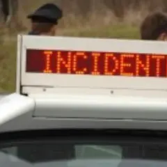 Segnale luminoso su auto della polizia con scritta "INCIDENTE". Cosa succede se fai un incidente con il foglio rosa?