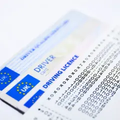 Patente di guida UK e un foglio con dati, forse una notifica tardiva ordinanza sospensione patente.