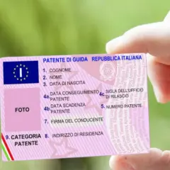 Patente di guida italiana, un foglio pra smarrito. La carta rosa con foto, dati personali e categoria patente.