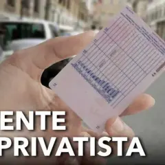 Mano che mostra la patente B, con testo "PATENTE DA PRIVATISTA" e sfondo sfocato di strada con auto e moto.