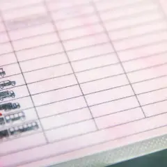 Dettaglio di una patente con varie categorie di veicoli, come auto e camion. Un promemoria per i punti patente SPID.