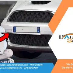Uomo con laptop punta verso il numero targa auto. Logo L'Auto Scuola.net e contatti.