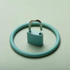 Un lucchetto aperto su un cerchio turchese, simbolo di accesso agli atti assicurazione e trasparenza.