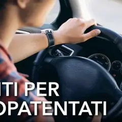 Un neopatentato al volante di un'auto con più di 55 kW. Guida sicura e informata sui limiti.