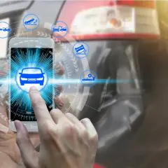 Dito, un dito tocca uno smartphone con icone di incidenti auto. Un'app per il controllo RCA.