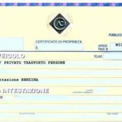 Certificato di proprietà digitale ACI-PRA per un'autovettura, con dati del veicolo e del proprietario.