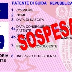 Documento di patente di guida italiana con la scritta rossa "SOSPESA". Potrebbe indicare una notifica sospensione patente dopo 90 giorni.