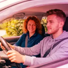 Giovane al volante, con la madre al suo fianco. Posso assicurare una macchina non intestata a me, ma con la sua guida sicura, il viaggio è sereno.