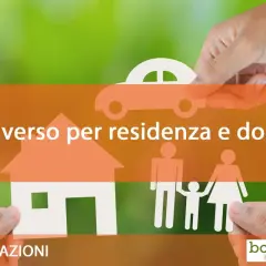 Assicurazioni: RCA diverso per residenza e domicilio, con simboli di casa, famiglia e auto.