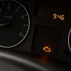 Cruscotto auto con spia motore accesa e poi spenta. L'ora è 9:46.