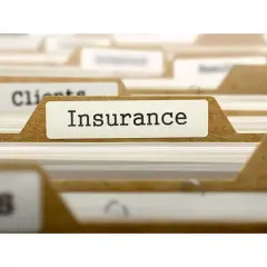 Cartella con etichetta "Insurance". Documenti organizzati per assicurazioni e franchigie, pronti per essere consultati.