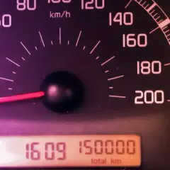 Cruscotto auto con tachimetro e contachilometri a 150.000 km. Ottimo per un controllo storico auto gratis.