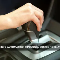 Mano che aziona la leva del cambio automatico. La guida è più semplice con il cambio automatico.
