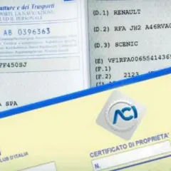 Documenti per l'iscrizione al PRA: certificato di proprietà e libretto di circolazione di una Renault Scenic.