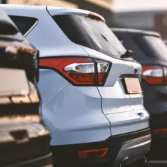File di auto parcheggiate, pronte per un rimborso assicurazione.