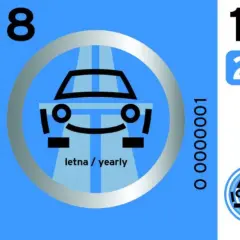 Vignetta annuale per l'autostrada Slovenia. Un'auto stilizzata su una strada, con il testo "letna / yearly".