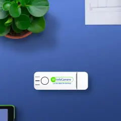 Chiavetta USB InfoCamere, la tua identità digitale, con smartphone e tablet che mostrano mappe e servizi. Un foglio pra digitale per la tua identità.