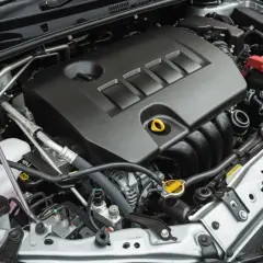 Il vano motore di un'auto, con il suo cuore pulsante: i cavalli di una macchina sono qui, nascosti sotto il coperchio nero.