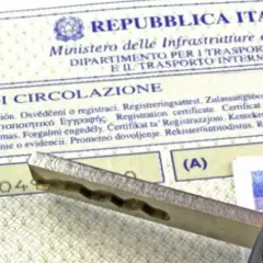 Chiave dell'auto appoggiata sulla Carta di Circolazione, con il numero carta di circolazione visibile.
