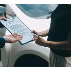 Firma su un contratto, forse per un'auto. Spero non sia un certificato di proprietà auto smarrito!