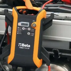 Caricabatterie Beta collegato a una batteria, pronto per far ripartire la macchina.