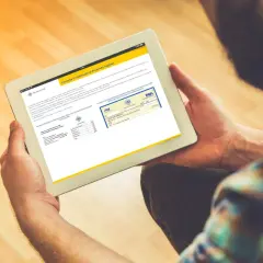 Uomo consulta su tablet il certificato di proprietà digitale, un documento essenziale per la gestione dei veicoli.