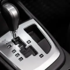 Manopola del cambio automatico con indicazioni P, R, N, D. Impara come si guida con il cambio automatico per un'esperienza di guida più fluida.