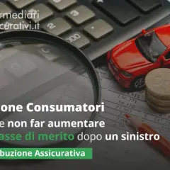 Consigli per il recupero classe di merito dopo sinistro. Auto, calcolatrice e monete simboleggiano le assicurazioni.
