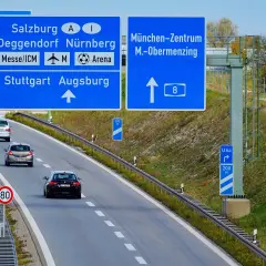 Segnaletica autostradale in Germania: indicazioni per Salisburgo, Monaco e altre città. Scopri come funziona la viabilità.