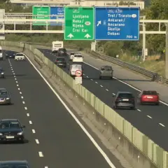 Segnali stradali indicano direzioni per evitare la vignetta slovena, mostrando percorsi verso Trieste e altre destinazioni.