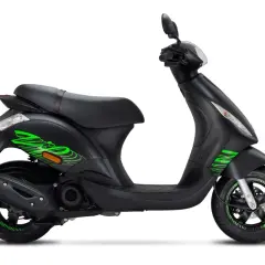 Motorino nero con grafiche verdi. Finalmente con il foglio rosa posso guidare il motorino da solo e sentirmi libero!