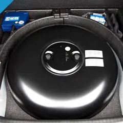 Bagagliaio auto con bombola GPL circolare. Utile per la revisione impianto gpl.