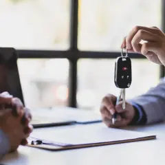 Consegna delle chiavi dell'auto, un passo fondamentale per il certificato di proprietà.