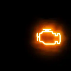 La spia gialla motore si accende, un segnale luminoso che indica un problema.
