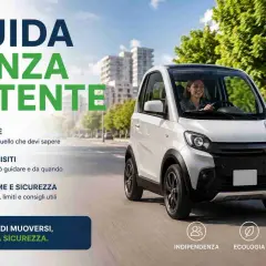 Donna sorridente guida un'auto bianca, promuovendo la libertà di movimento: guida senza patente, con requisiti e norme di sicurezza.